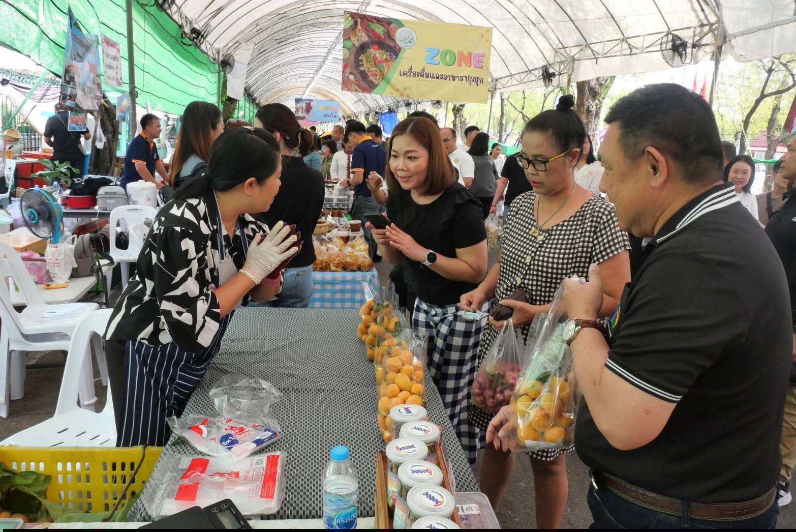 title - เลขาธิการ ส.ป.ก. เยี่ยมทักทายเกษตรกรและซื้อสินค้าในบรรยากาศวันสุดท้ายของการออกร้านขายสินค้า จากเขตปฏิรูปที่ดิน ส่งท้ายงานครบรอบ 51 ปี ส.ป.ก. ณ สำนักงานการปฏิรูปที่ดินเพื่อเกษตรกรรม